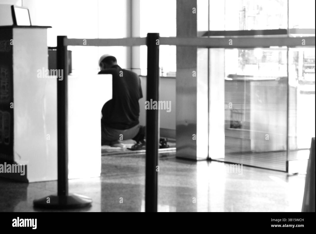 Uigurenreisender betet am Flugsteig des Flughafens Ürümqi, 2008, Xinjiang, China Stockfoto