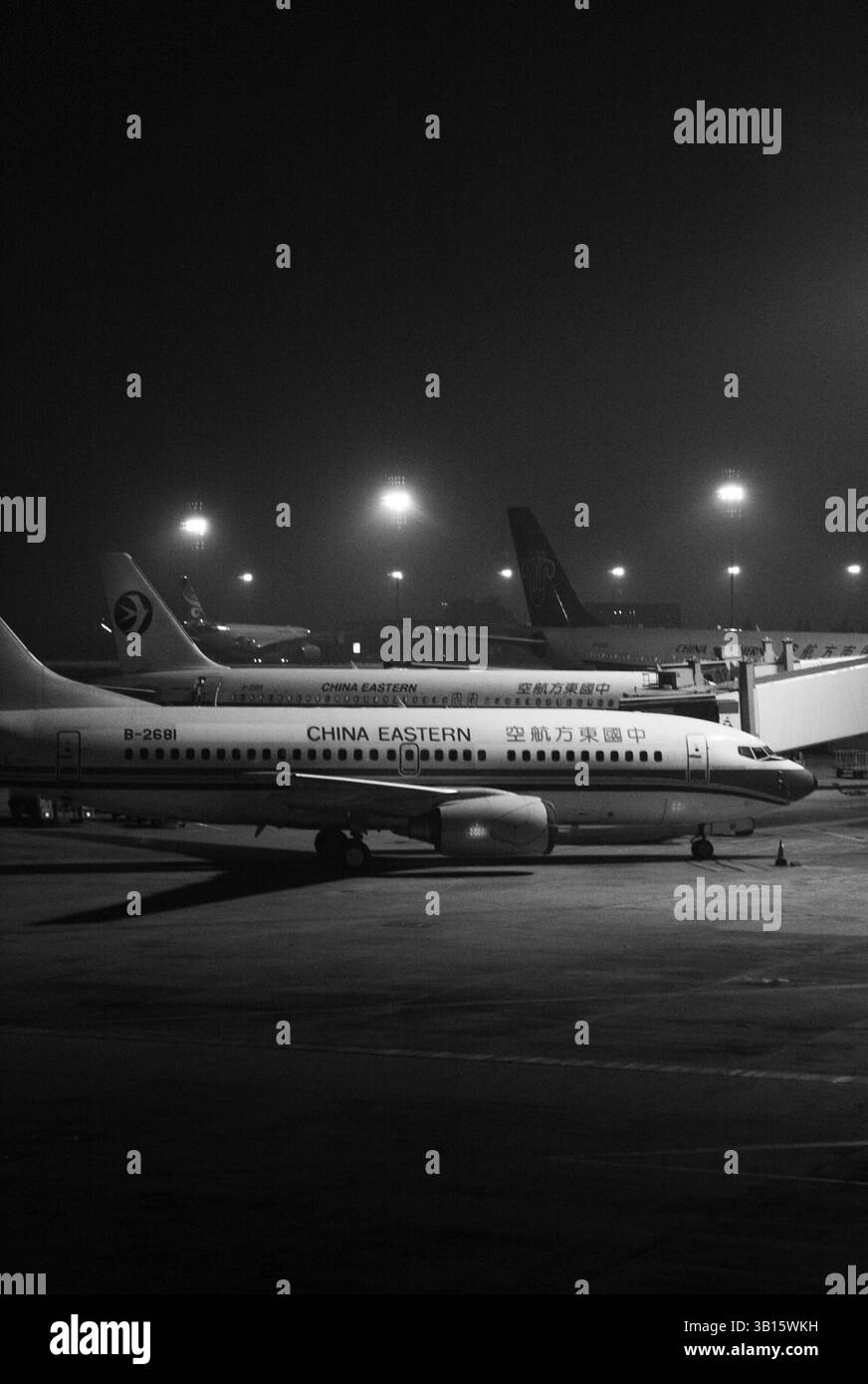 Nachtszene am Pekinger Capital International Airport im Jahr 2008 mit China Eastern Airlines Boeing 737 Flugzeugen Stockfoto