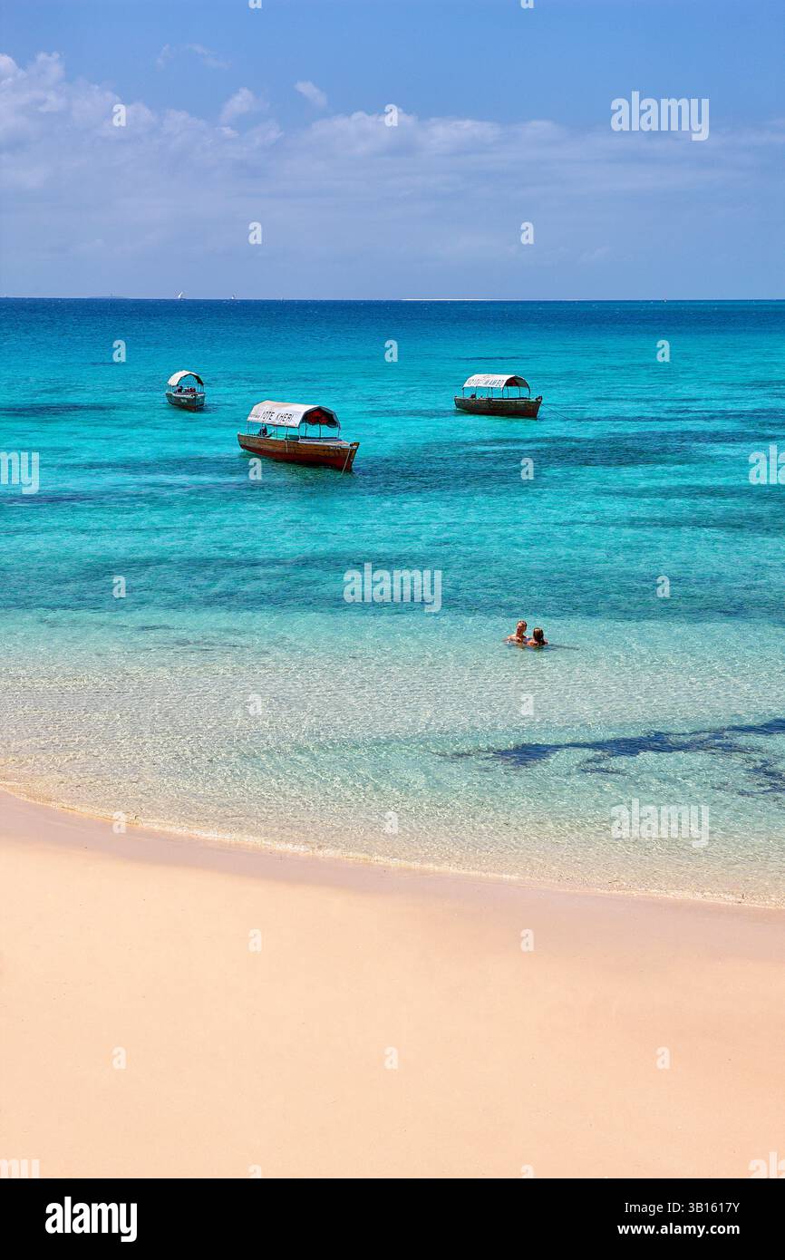 Frisch verheiratetes Paar, das auf der Insel Sansibar (Gefängnis) in Changuu baden kann. Stockfoto