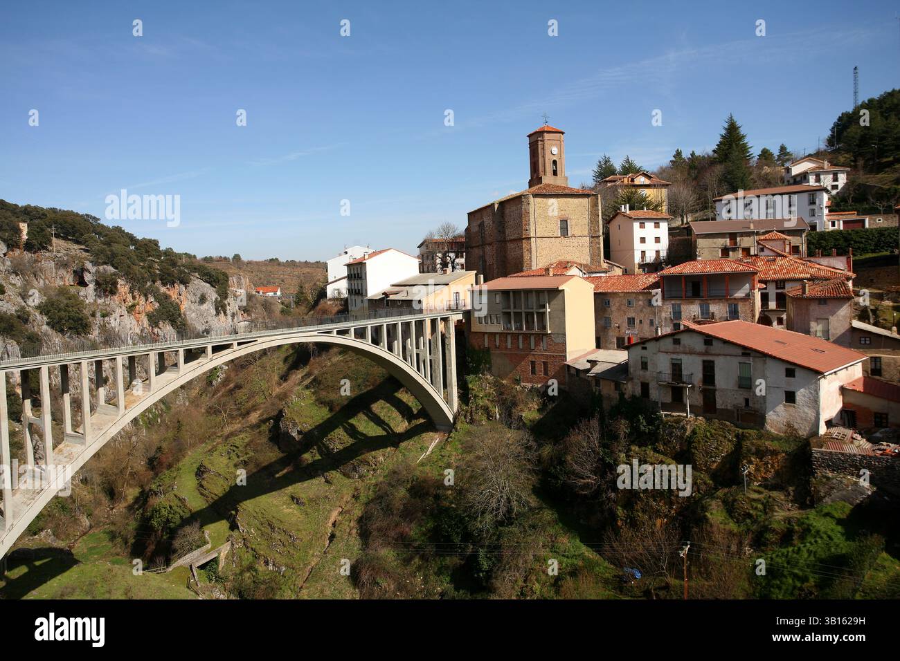 Ortigosa de Cameros ist ein Dorf in der Provinz La Rioja, Spanien. Blick auf die Stadt und die Eiserne Brücke. Erbaut im Jahr 1910 mit Beiträgen von mehreren des Stockfoto