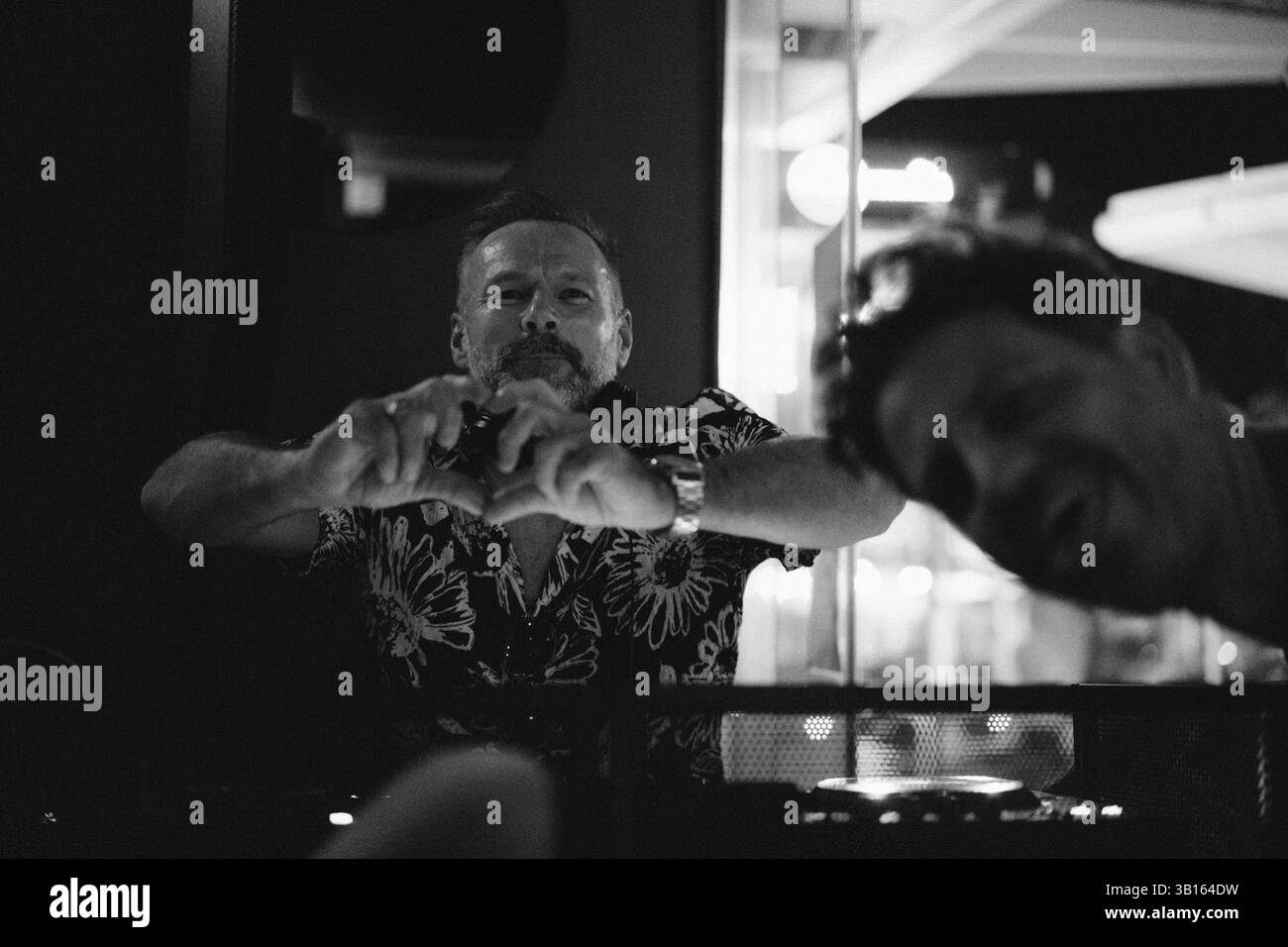 Nachtleben, Leute, die an der Bar rumhängen, stimmungsvolle Fotos, Spaß haben Stockfoto