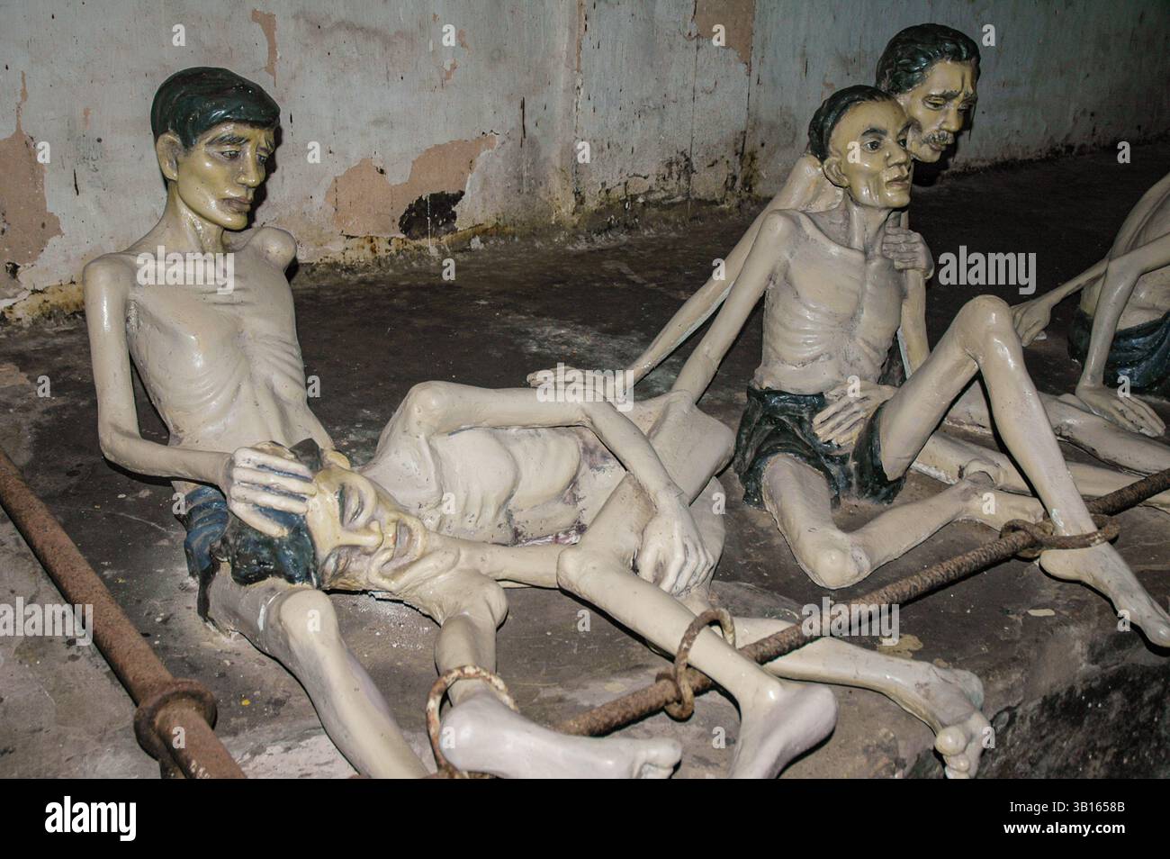 Dieses Bild zeigt eine erschütternde Szene von ausgemergelten Figuren im Gefängnis Con Son, Vietnam. Stockfoto