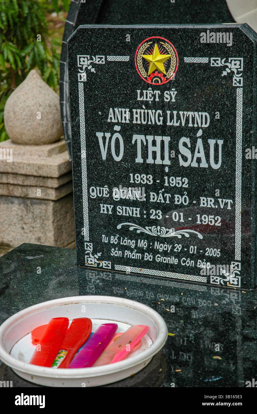 Dies ist der Grabstein von Võ Thị Sáu, einem vietnamesischen Revolutionär, der 1952 von den Franzosen im Alter von 19 Jahren hingerichtet wurde. Sie gilt als Heldin. Stockfoto