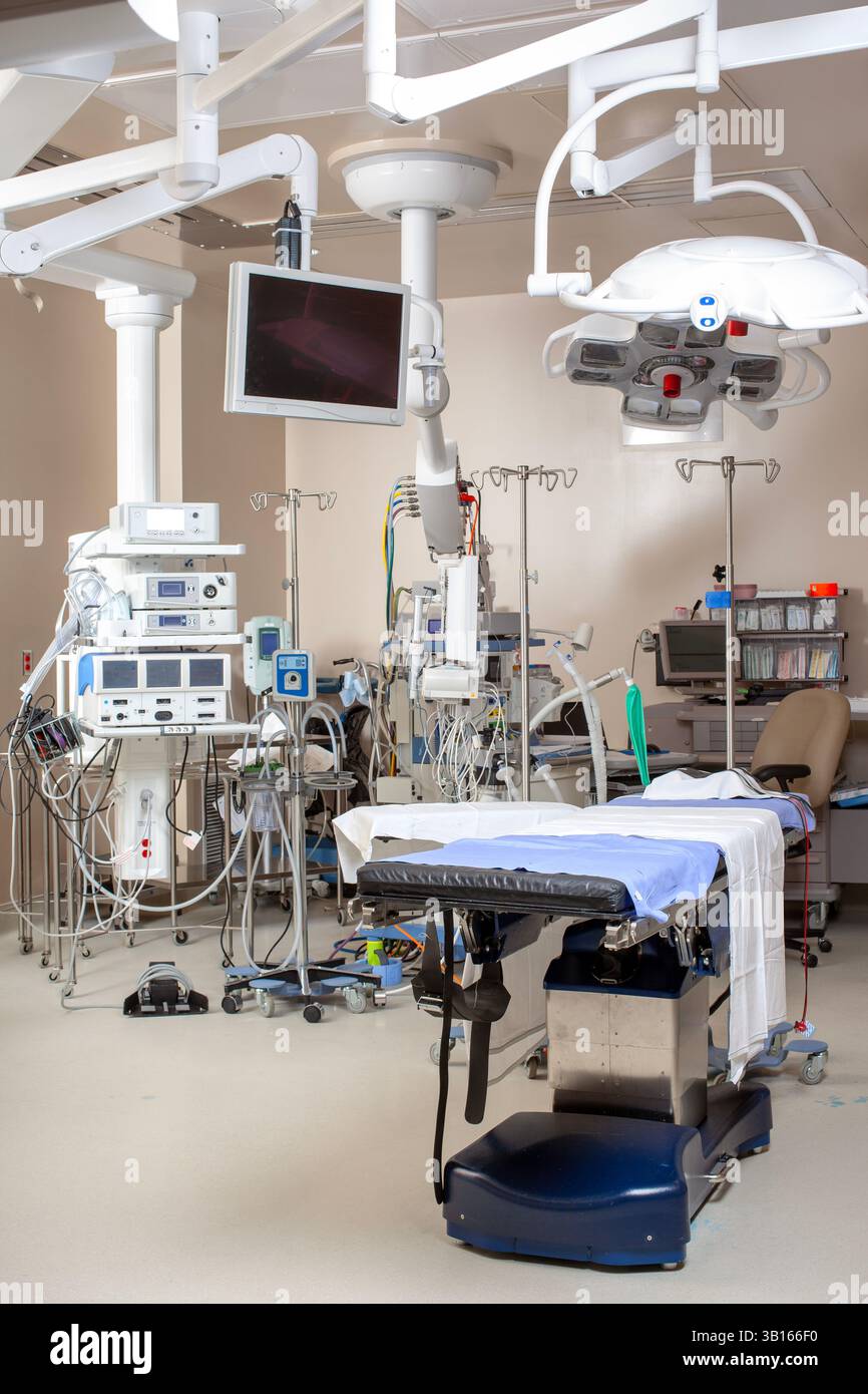 Innenraum eines Operationssaals mit Tisch und Ausstattung Stockfoto