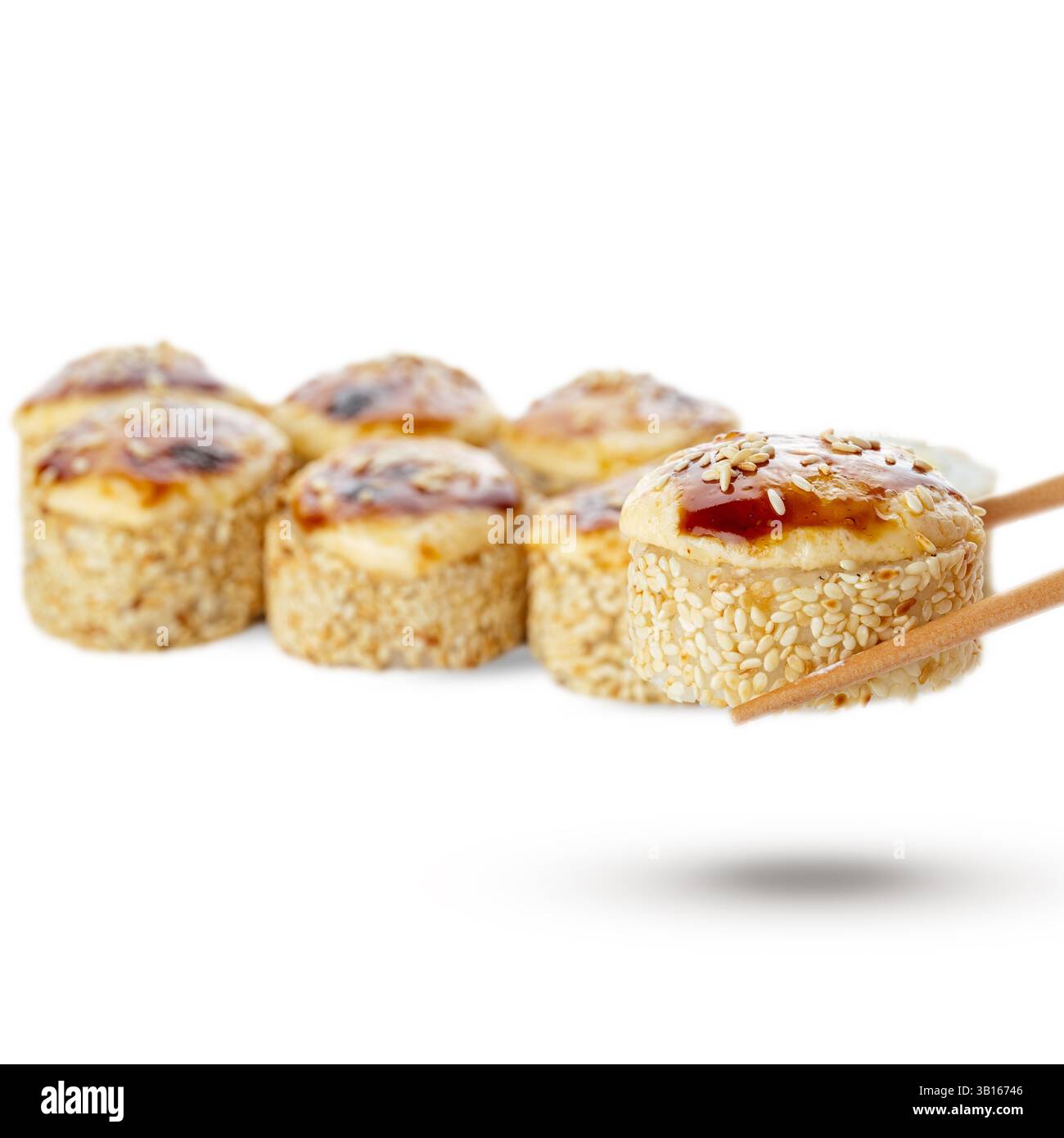 Gebackene Sushi-Brötchen mit Sesam Stockfoto
