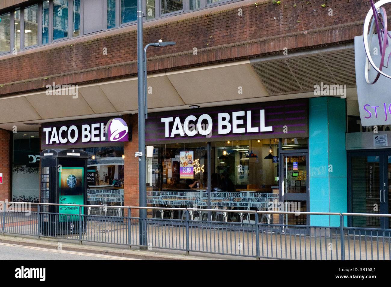 Leeds UK: 3. Juni 2024: Taco Bell Fast Food Restaurant in Leeds Außenbereich Stockfoto
