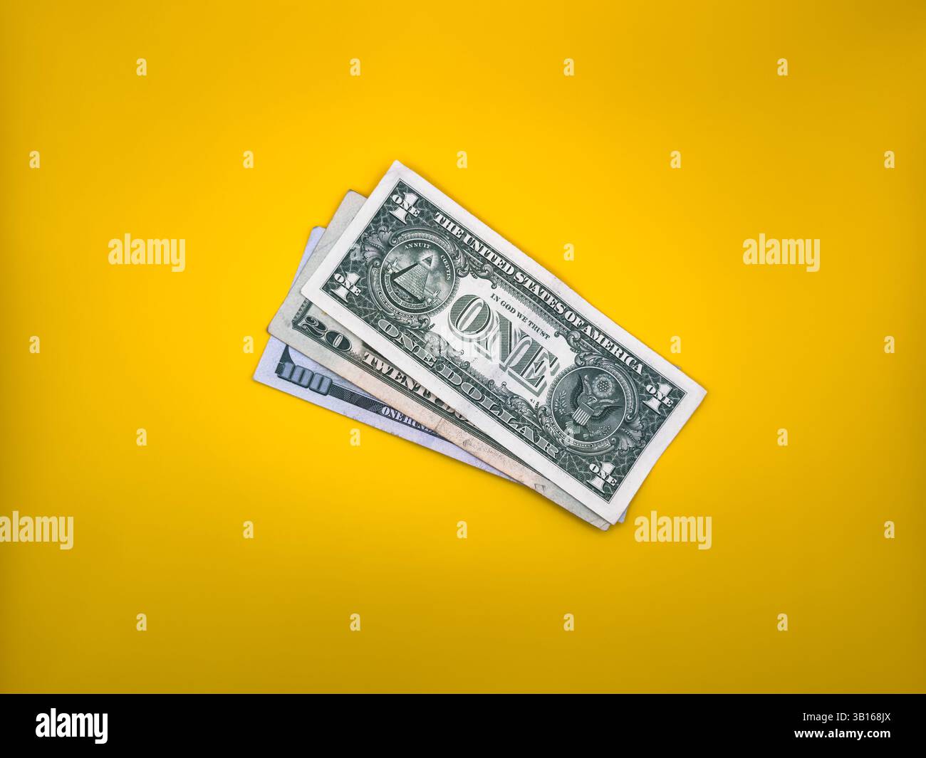 1-Dollar-Schein im alten Stil über anderen Dollar, auf gelbem Hintergrund, zentriert auf dem Bild, Ansicht von oben. Hochwertige Fotos Stockfoto