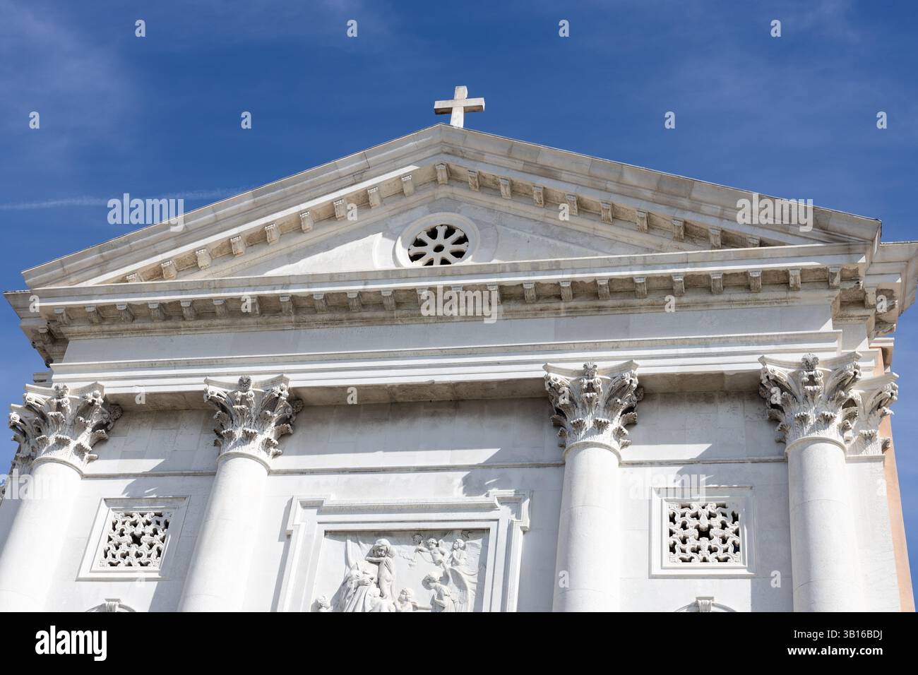 IL Redentore Kirchenfront mit plastischem Relief in Venedig Stockfoto