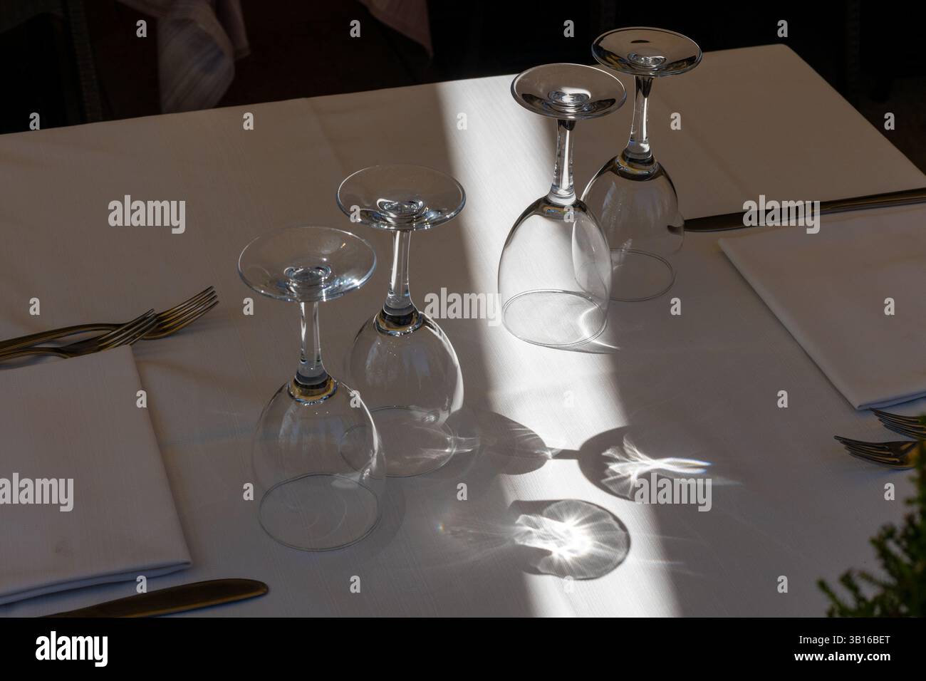 Künstlerische Schatten von Weingläsern auf dem Tisch Stockfoto