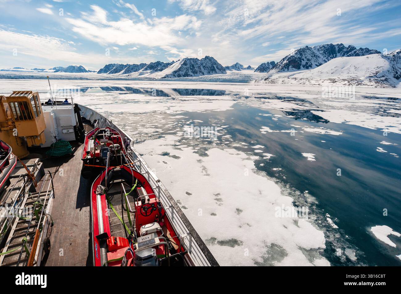 Blick von einem Kreuzfahrtschiff auf schneebedeckte Berge an der Küste und den Monaco-Gletscher, Norwegen, Svalbard Stockfoto