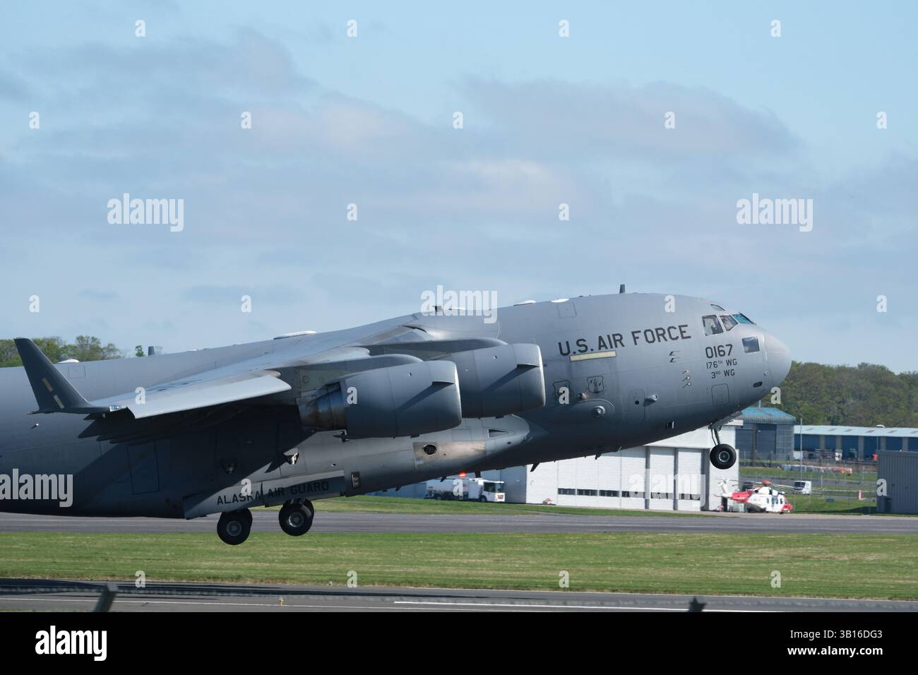 Die USAF Boeing C-17 Globemaster startete im April 2025 vom Flughafen Prestwick in Schottland Stockfoto