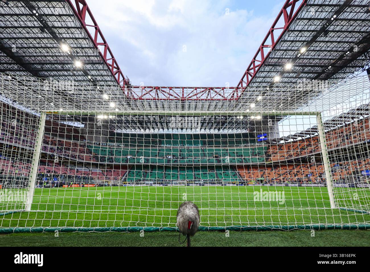 Ein allgemeiner Blick auf das San Siro Stadium während des Coppa Italia 2024/25 Halbfinales 1st Leg Football Match zwischen dem FC Internazionale und dem AC Milan im San Siro Stadium. (Foto: Fabrizio Carabelli / SOPA Images/SIPA USA) Stockfoto