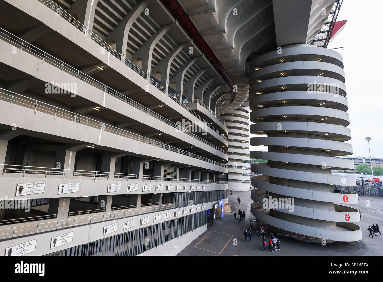 Ein allgemeiner Blick außerhalb des San Siro Stadions während des Coppa Italia 2024/25 Halbfinales 2nd Leg Fußballspiels zwischen FC Internazionale und AC Milan im San Siro Stadion. (Foto: Fabrizio Carabelli / SOPA Images/SIPA USA) Stockfoto