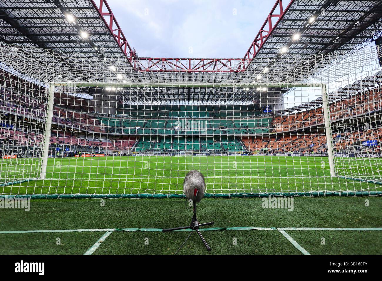 Ein allgemeiner Blick auf das San Siro Stadium während des Coppa Italia 2024/25 Halbfinales 1st Leg Football Match zwischen dem FC Internazionale und dem AC Milan im San Siro Stadium. (Foto: Fabrizio Carabelli / SOPA Images/SIPA USA) Stockfoto