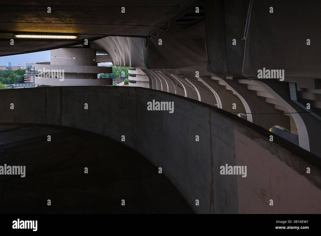 Ein allgemeiner Blick außerhalb des San Siro Stadions während des Coppa Italia 2024/25 Halbfinales 2nd Leg Fußballspiels zwischen FC Internazionale und AC Milan im San Siro Stadion. (Foto: Fabrizio Carabelli / SOPA Images/SIPA USA) Stockfoto