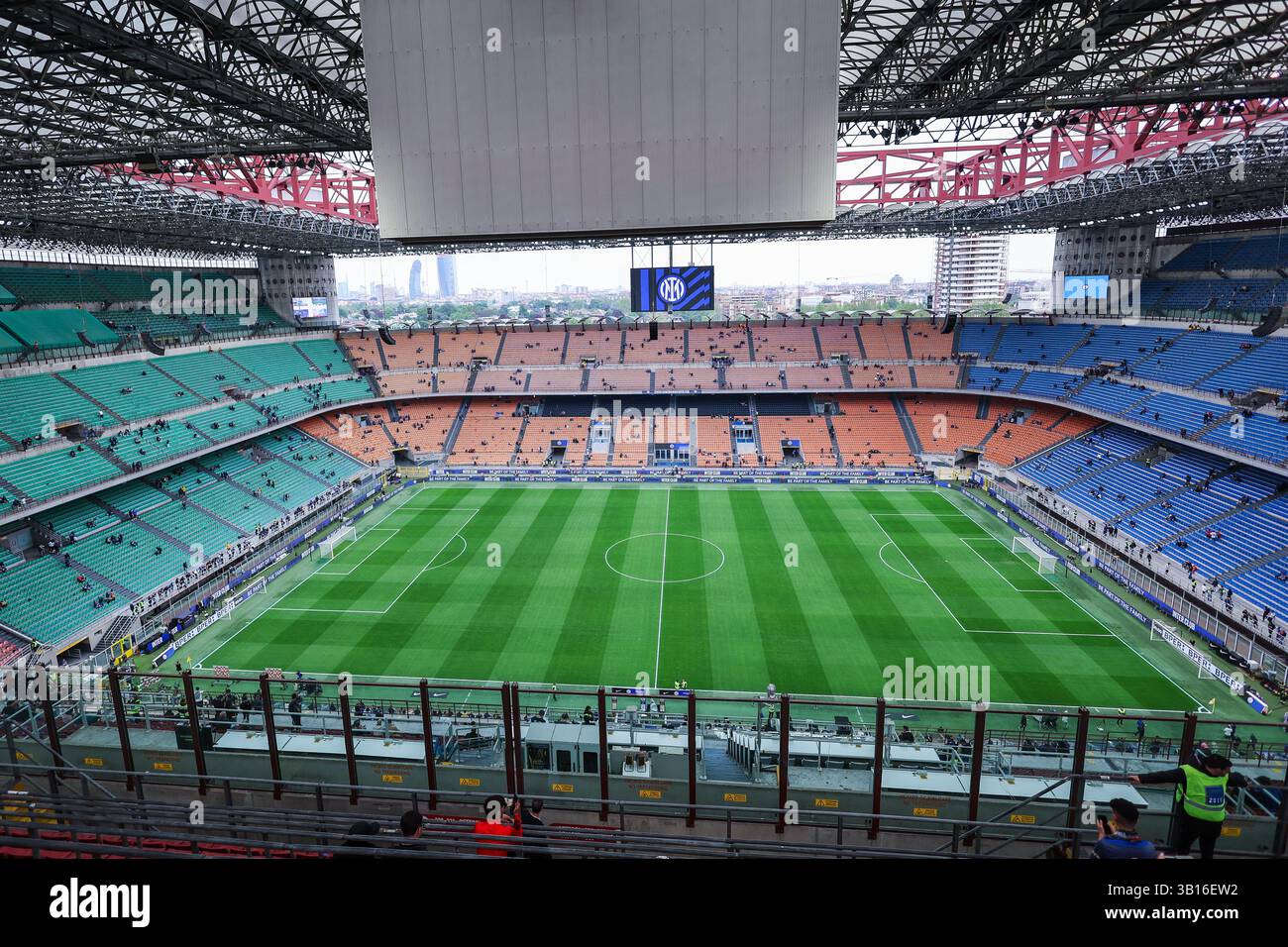 Ein allgemeiner Blick auf das San Siro Stadium während des Coppa Italia 2024/25 Halbfinales 2nd Leg Football Match zwischen FC Internazionale und AC Milan im San Siro Stadium. (Foto: Fabrizio Carabelli / SOPA Images/SIPA USA) Stockfoto