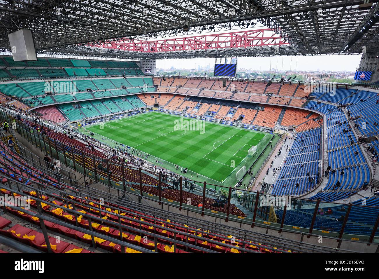 Ein allgemeiner Blick auf das San Siro Stadium während des Coppa Italia 2024/25 Halbfinales 2nd Leg Football Match zwischen FC Internazionale und AC Milan im San Siro Stadium. (Foto: Fabrizio Carabelli / SOPA Images/SIPA USA) Stockfoto