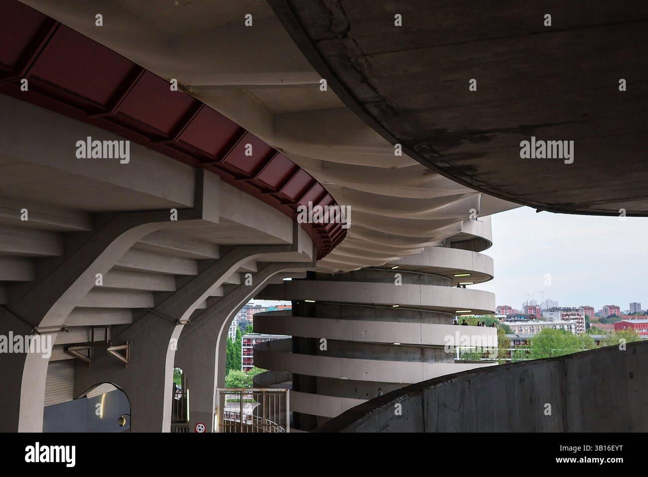 Ein allgemeiner Blick außerhalb des San Siro Stadions während des Coppa Italia 2024/25 Halbfinales 2nd Leg Fußballspiels zwischen FC Internazionale und AC Milan im San Siro Stadion. (Foto: Fabrizio Carabelli / SOPA Images/SIPA USA) Stockfoto