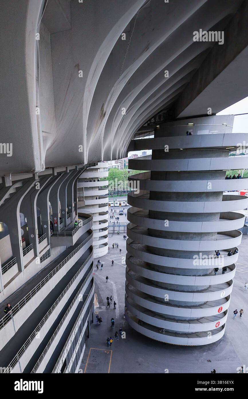 Ein allgemeiner Blick außerhalb des San Siro Stadions während des Coppa Italia 2024/25 Halbfinales 2nd Leg Fußballspiels zwischen FC Internazionale und AC Milan im San Siro Stadion. (Foto: Fabrizio Carabelli / SOPA Images/SIPA USA) Stockfoto