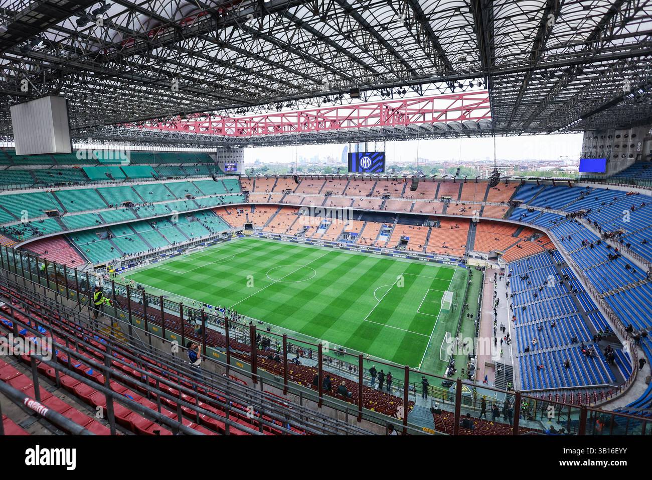 Ein allgemeiner Blick auf das San Siro Stadium während des Coppa Italia 2024/25 Halbfinales 2nd Leg Football Match zwischen FC Internazionale und AC Milan im San Siro Stadium. (Foto: Fabrizio Carabelli / SOPA Images/SIPA USA) Stockfoto