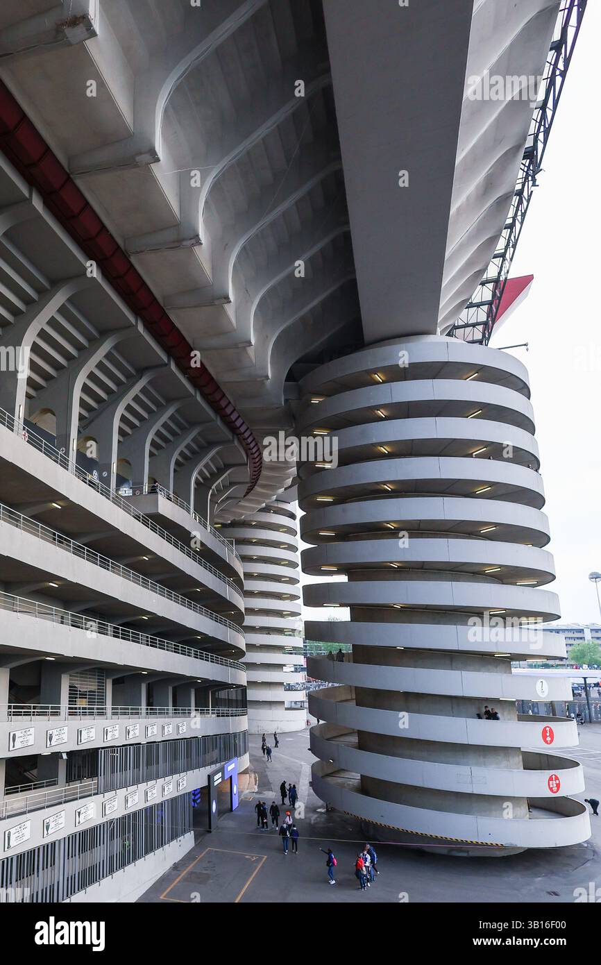 Ein allgemeiner Blick außerhalb des San Siro Stadions während des Coppa Italia 2024/25 Halbfinales 2nd Leg Fußballspiels zwischen FC Internazionale und AC Milan im San Siro Stadion. (Foto: Fabrizio Carabelli / SOPA Images/SIPA USA) Stockfoto
