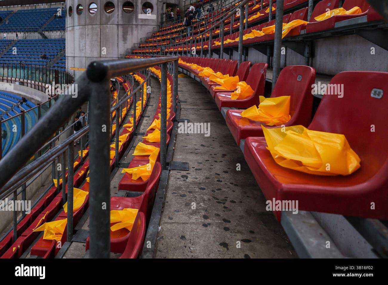 Ein allgemeiner Blick auf das San Siro Stadium während des Coppa Italia 2024/25 Halbfinales 2nd Leg Football Match zwischen FC Internazionale und AC Milan im San Siro Stadium. (Foto: Fabrizio Carabelli / SOPA Images/SIPA USA) Stockfoto