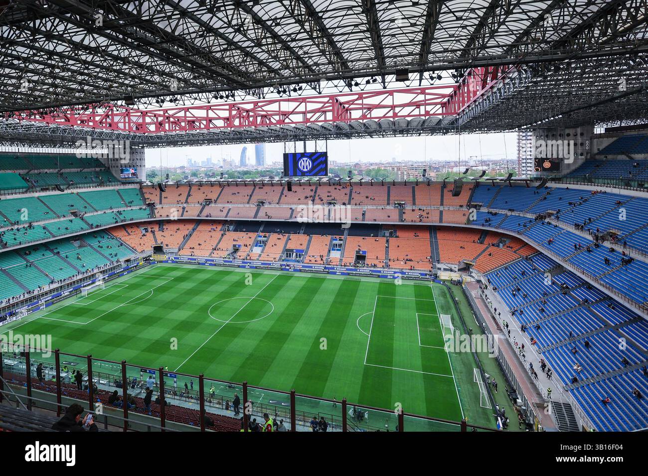 Ein allgemeiner Blick auf das San Siro Stadium während des Coppa Italia 2024/25 Halbfinales 2nd Leg Football Match zwischen FC Internazionale und AC Milan im San Siro Stadium. (Foto: Fabrizio Carabelli / SOPA Images/SIPA USA) Stockfoto