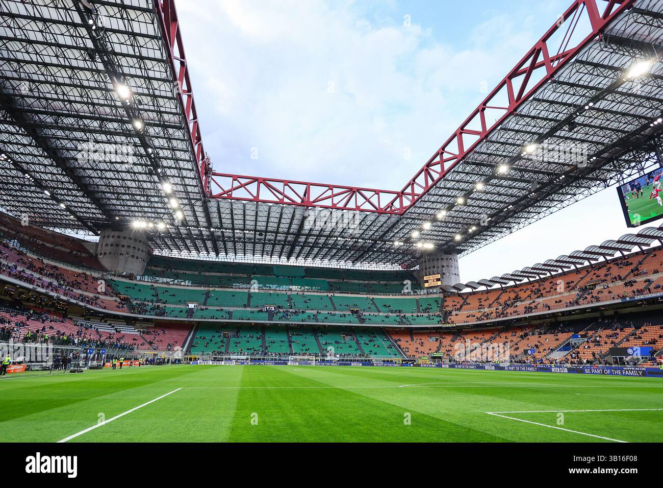 Ein allgemeiner Blick auf das San Siro Stadium während des Coppa Italia 2024/25 Halbfinales 1st Leg Football Match zwischen dem FC Internazionale und dem AC Milan im San Siro Stadium. (Foto: Fabrizio Carabelli / SOPA Images/SIPA USA) Stockfoto