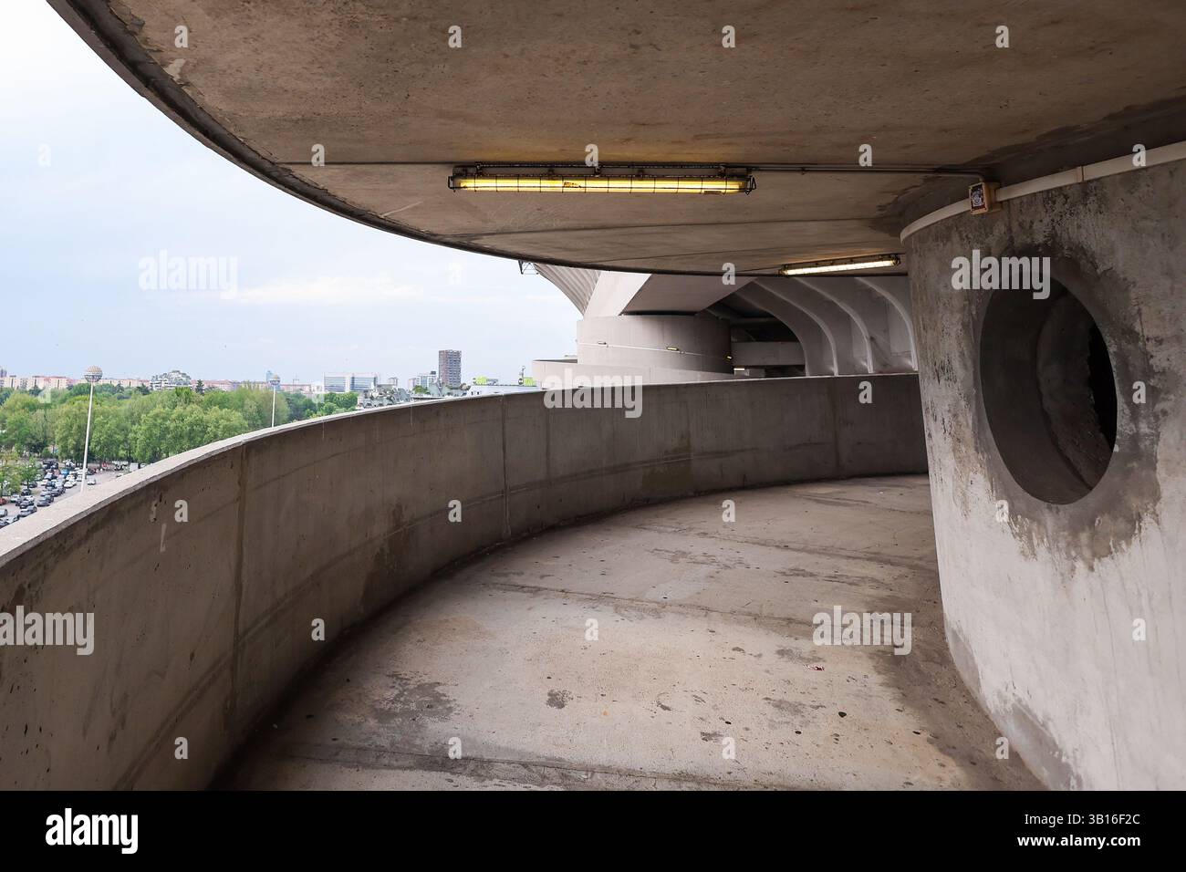 Ein allgemeiner Blick außerhalb des San Siro Stadions während des Coppa Italia 2024/25 Halbfinales 2nd Leg Fußballspiels zwischen FC Internazionale und AC Milan im San Siro Stadion. (Foto: Fabrizio Carabelli / SOPA Images/SIPA USA) Stockfoto
