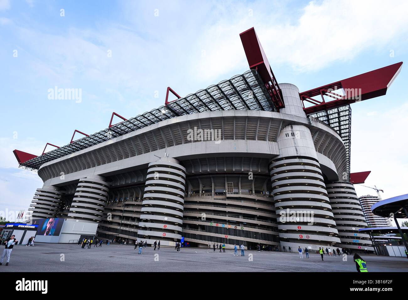 Ein allgemeiner Blick außerhalb des San Siro Stadions während des Coppa Italia 2024/25 Halbfinales 2nd Leg Fußballspiels zwischen FC Internazionale und AC Milan im San Siro Stadion. (Foto: Fabrizio Carabelli / SOPA Images/SIPA USA) Stockfoto