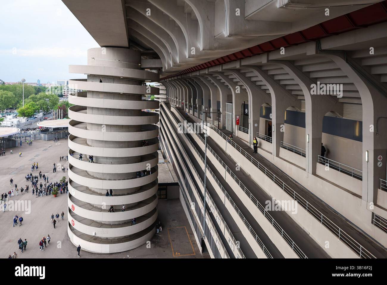 Ein allgemeiner Blick außerhalb des San Siro Stadions während des Coppa Italia 2024/25 Halbfinales 2nd Leg Fußballspiels zwischen FC Internazionale und AC Milan im San Siro Stadion. (Foto: Fabrizio Carabelli / SOPA Images/SIPA USA) Stockfoto