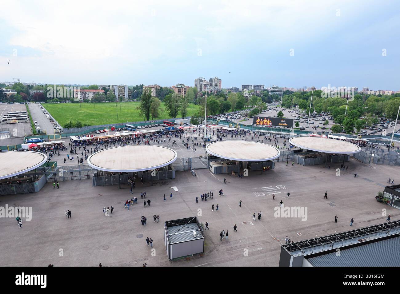 Ein allgemeiner Blick außerhalb des San Siro Stadions während des Coppa Italia 2024/25 Halbfinales 2nd Leg Fußballspiels zwischen FC Internazionale und AC Milan im San Siro Stadion. (Foto: Fabrizio Carabelli / SOPA Images/SIPA USA) Stockfoto