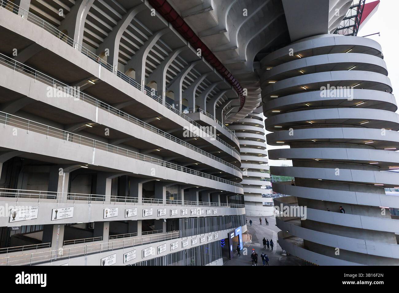 Ein allgemeiner Blick außerhalb des San Siro Stadions während des Coppa Italia 2024/25 Halbfinales 2nd Leg Fußballspiels zwischen FC Internazionale und AC Milan im San Siro Stadion. (Foto: Fabrizio Carabelli / SOPA Images/SIPA USA) Stockfoto