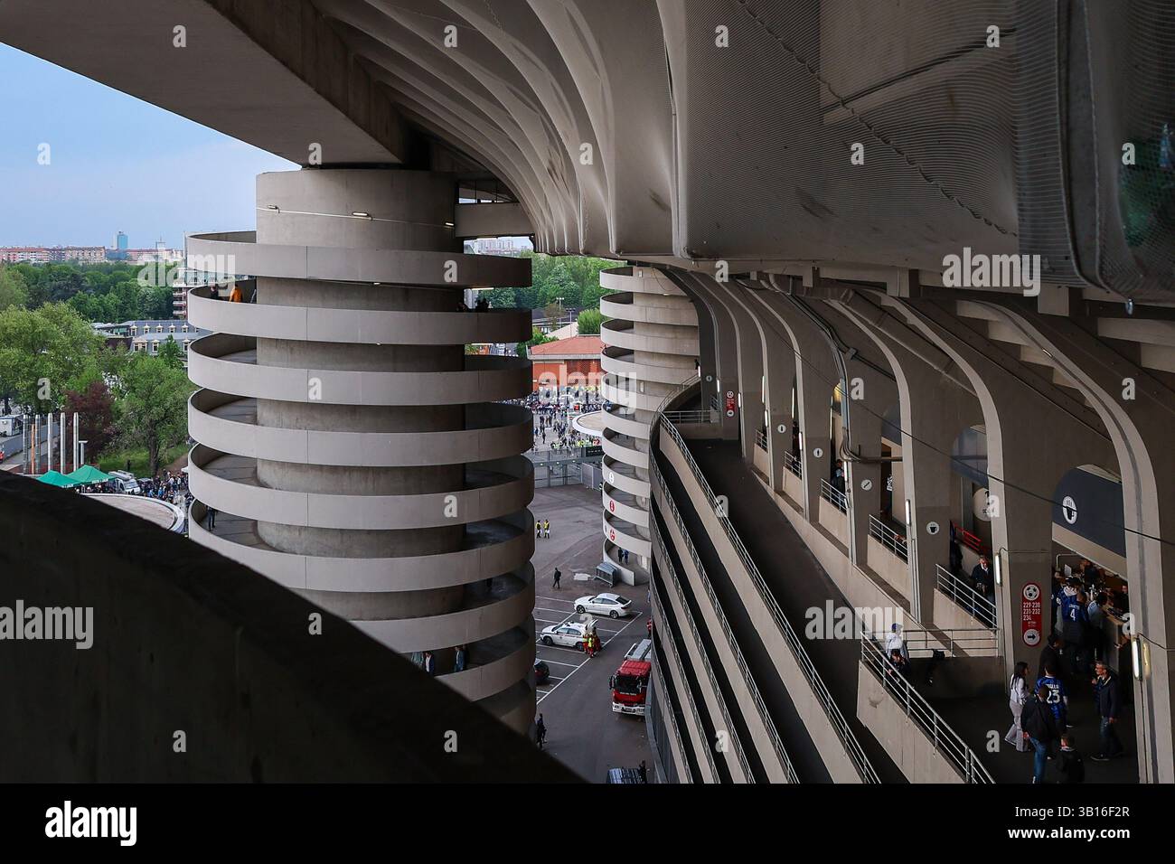 Ein allgemeiner Blick außerhalb des San Siro Stadions während des Coppa Italia 2024/25 Halbfinales 2nd Leg Fußballspiels zwischen FC Internazionale und AC Milan im San Siro Stadion. (Foto: Fabrizio Carabelli / SOPA Images/SIPA USA) Stockfoto