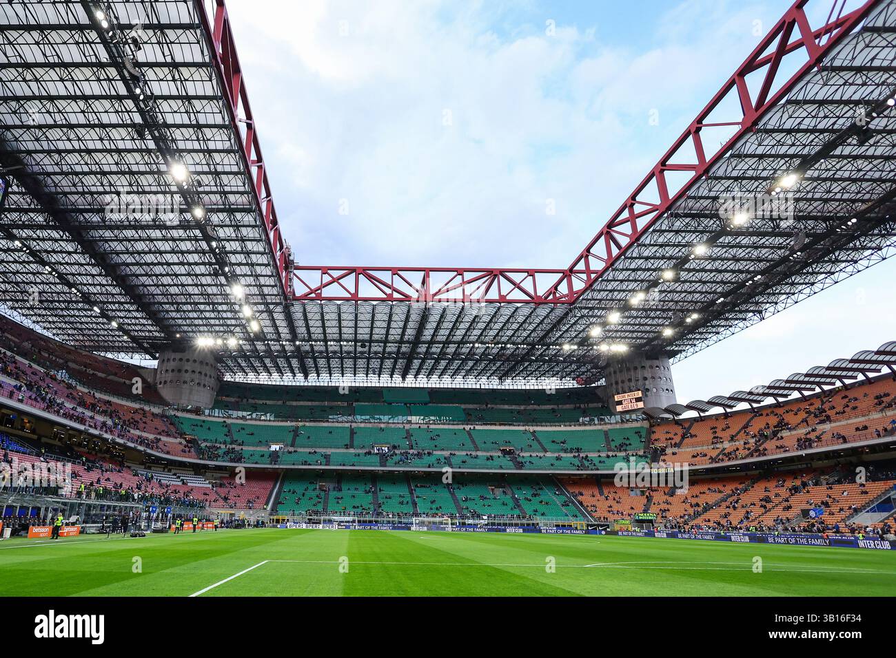 Ein allgemeiner Blick auf das San Siro Stadium während des Coppa Italia 2024/25 Halbfinales 1st Leg Football Match zwischen dem FC Internazionale und dem AC Milan im San Siro Stadium. (Foto: Fabrizio Carabelli / SOPA Images/SIPA USA) Stockfoto