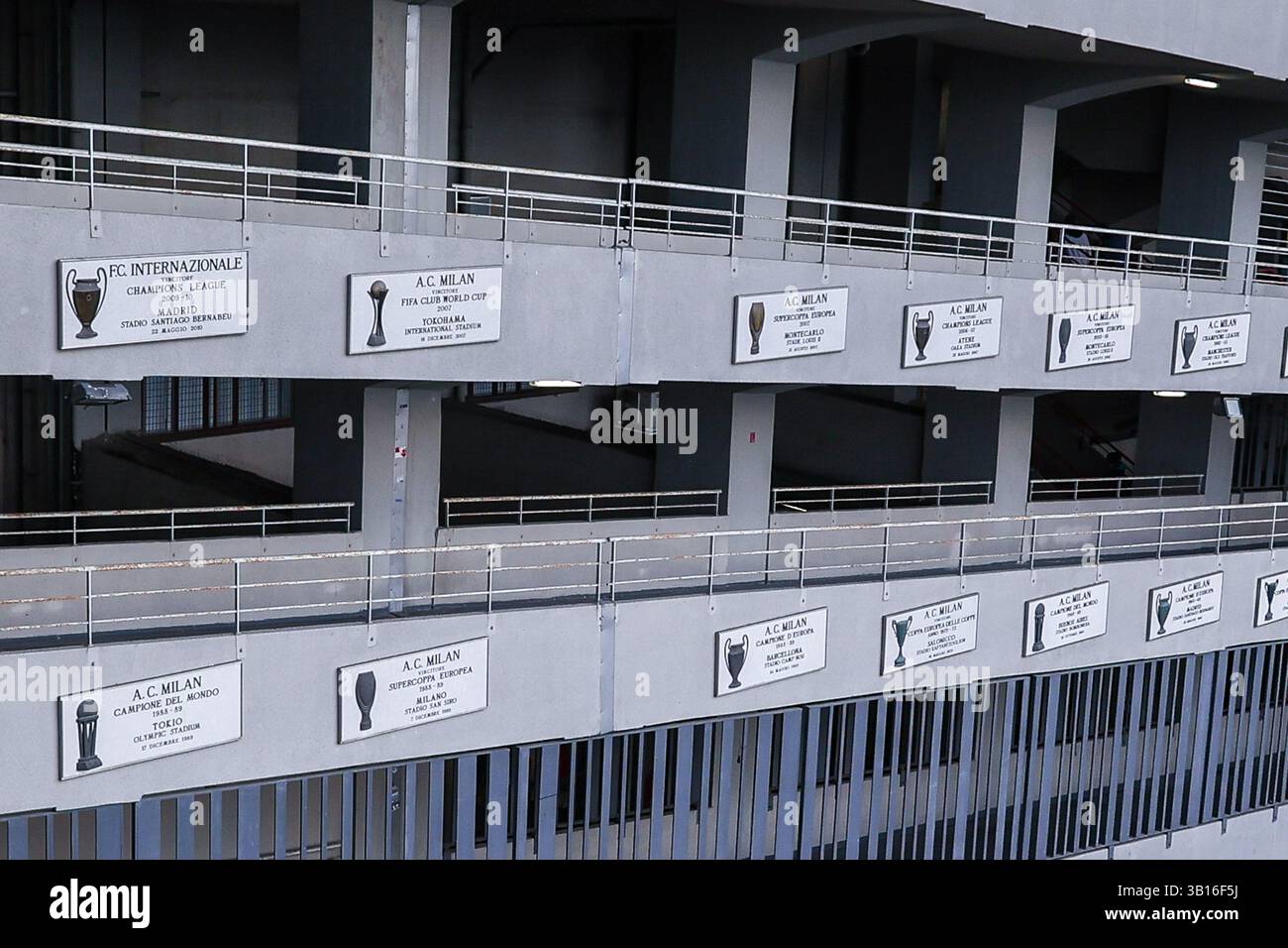 Ein allgemeiner Blick außerhalb des San Siro Stadions während des Coppa Italia 2024/25 Halbfinales 2nd Leg Fußballspiels zwischen FC Internazionale und AC Milan im San Siro Stadion. (Foto: Fabrizio Carabelli / SOPA Images/SIPA USA) Stockfoto