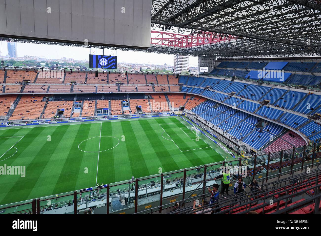 Ein allgemeiner Blick auf das San Siro Stadium während des Coppa Italia 2024/25 Halbfinales 2nd Leg Football Match zwischen FC Internazionale und AC Milan im San Siro Stadium. (Foto: Fabrizio Carabelli / SOPA Images/SIPA USA) Stockfoto