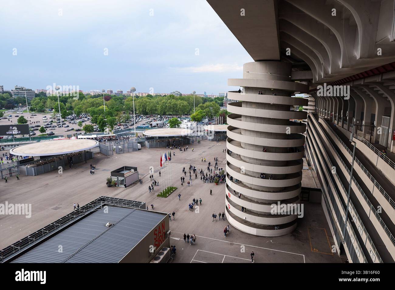Ein allgemeiner Blick außerhalb des San Siro Stadions während des Coppa Italia 2024/25 Halbfinales 2nd Leg Fußballspiels zwischen FC Internazionale und AC Milan im San Siro Stadion. (Foto: Fabrizio Carabelli / SOPA Images/SIPA USA) Stockfoto