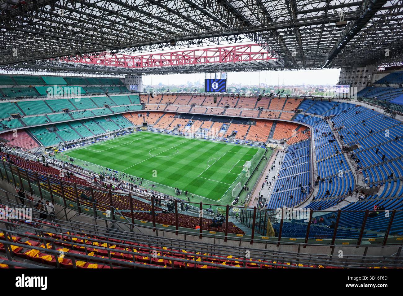 Ein allgemeiner Blick auf das San Siro Stadium während des Coppa Italia 2024/25 Halbfinales 2nd Leg Football Match zwischen FC Internazionale und AC Milan im San Siro Stadium. (Foto: Fabrizio Carabelli / SOPA Images/SIPA USA) Stockfoto