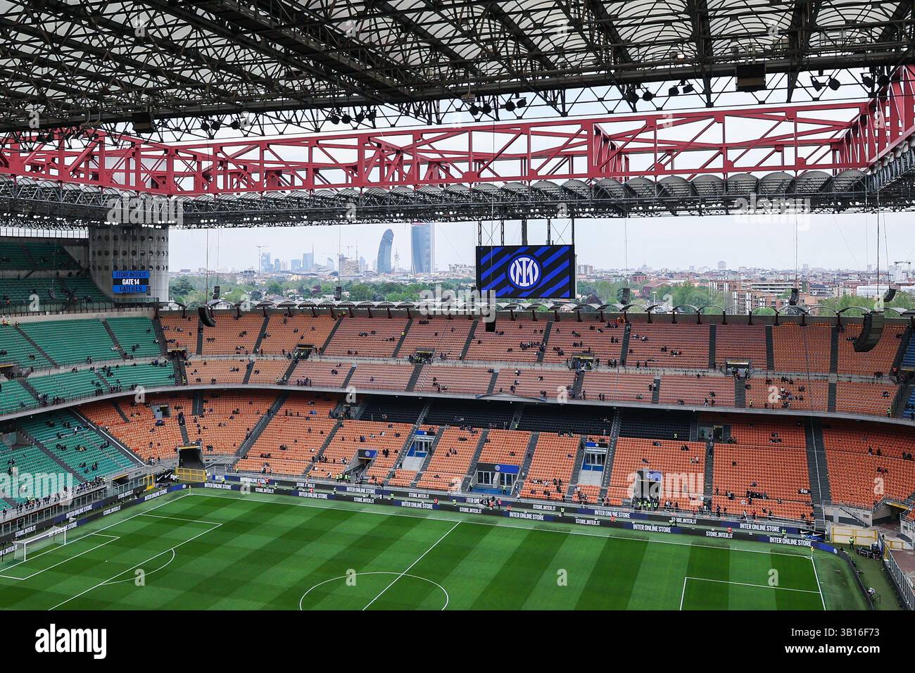 Ein allgemeiner Blick auf das San Siro Stadium während des Coppa Italia 2024/25 Halbfinales 2nd Leg Football Match zwischen FC Internazionale und AC Milan im San Siro Stadium. (Foto: Fabrizio Carabelli / SOPA Images/SIPA USA) Stockfoto