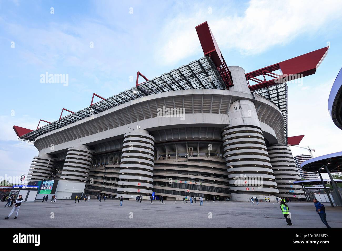 Ein allgemeiner Blick außerhalb des San Siro Stadions während des Coppa Italia 2024/25 Halbfinales 2nd Leg Fußballspiels zwischen FC Internazionale und AC Milan im San Siro Stadion. (Foto: Fabrizio Carabelli / SOPA Images/SIPA USA) Stockfoto