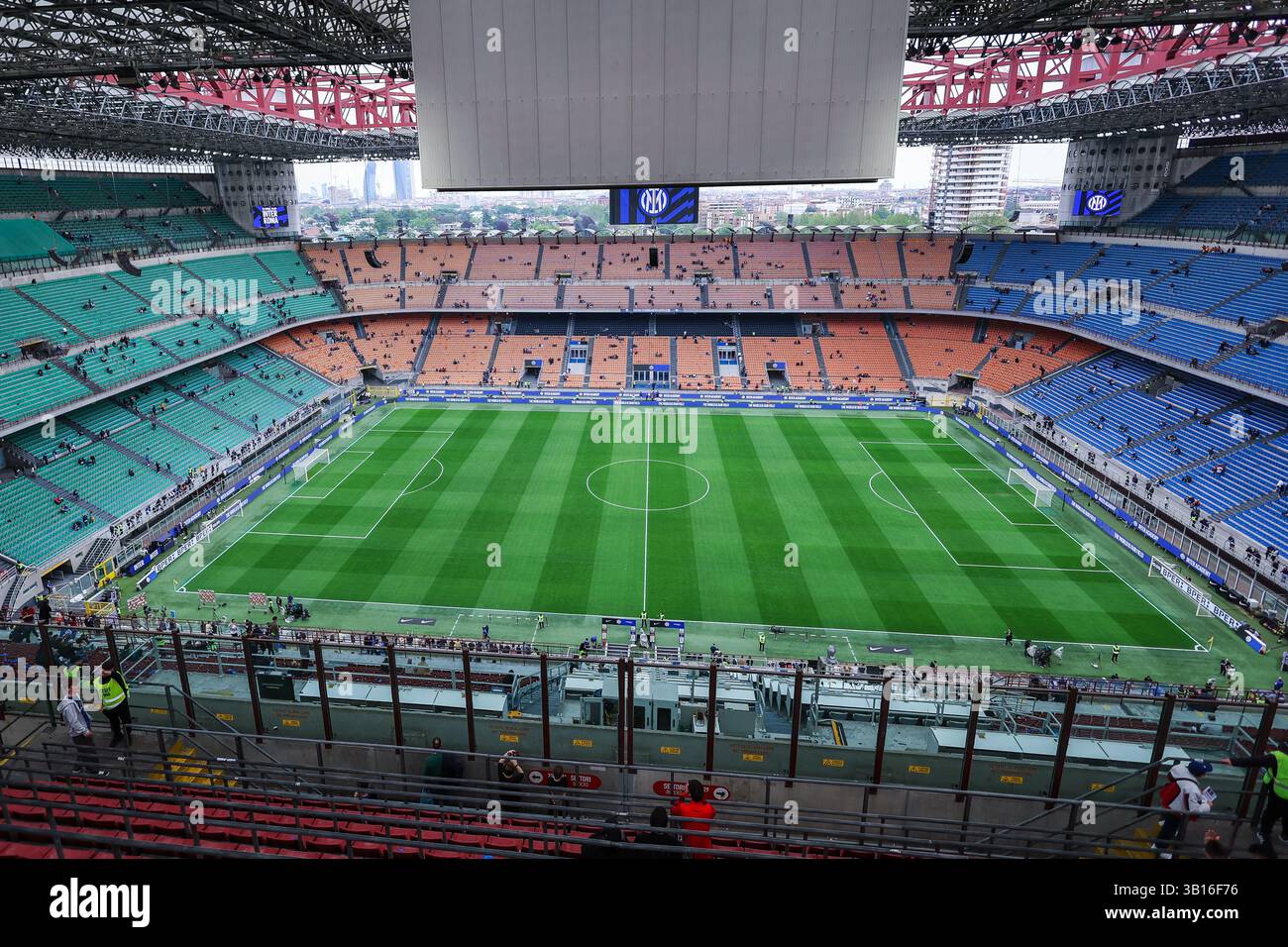 Ein allgemeiner Blick auf das San Siro Stadium während des Coppa Italia 2024/25 Halbfinales 2nd Leg Football Match zwischen FC Internazionale und AC Milan im San Siro Stadium. (Foto: Fabrizio Carabelli / SOPA Images/SIPA USA) Stockfoto