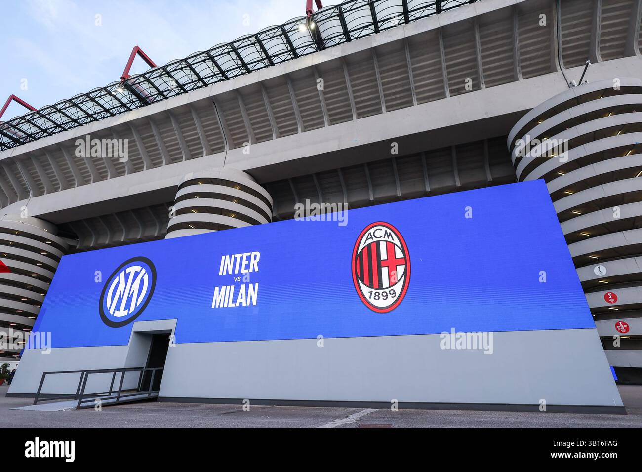 Ein allgemeiner Blick außerhalb des San Siro Stadions während des Coppa Italia 2024/25 Halbfinales 2nd Leg Fußballspiels zwischen FC Internazionale und AC Milan im San Siro Stadion. (Foto: Fabrizio Carabelli / SOPA Images/SIPA USA) Stockfoto