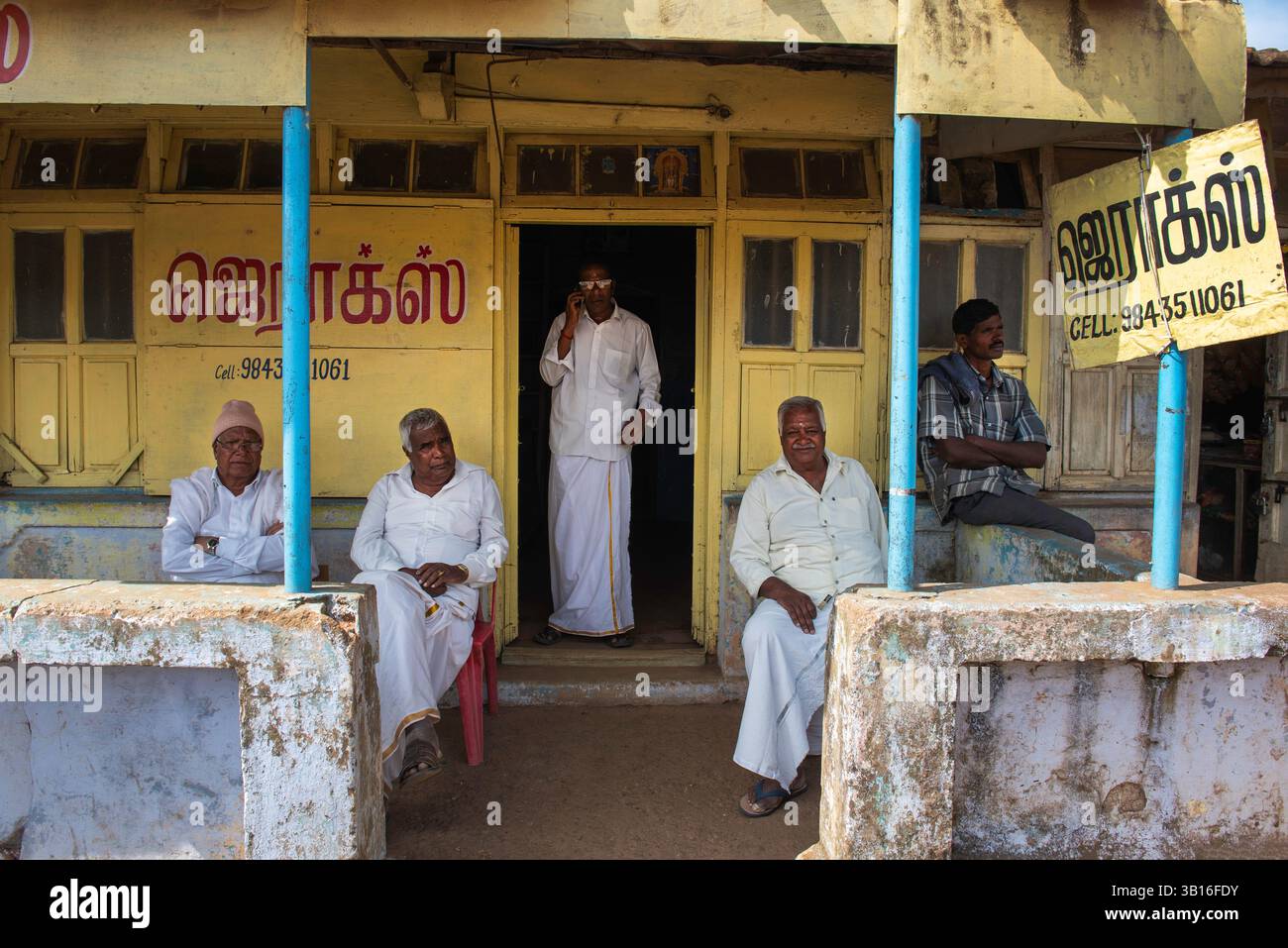 Verwaltungsbüro, Kontrollzeitplan der Teeplantagen-Arbeiter, Ootacamund (Ooty)/Udagamandalam im südlichen indischen Bundesstaat Tamil Nadu. Stockfoto