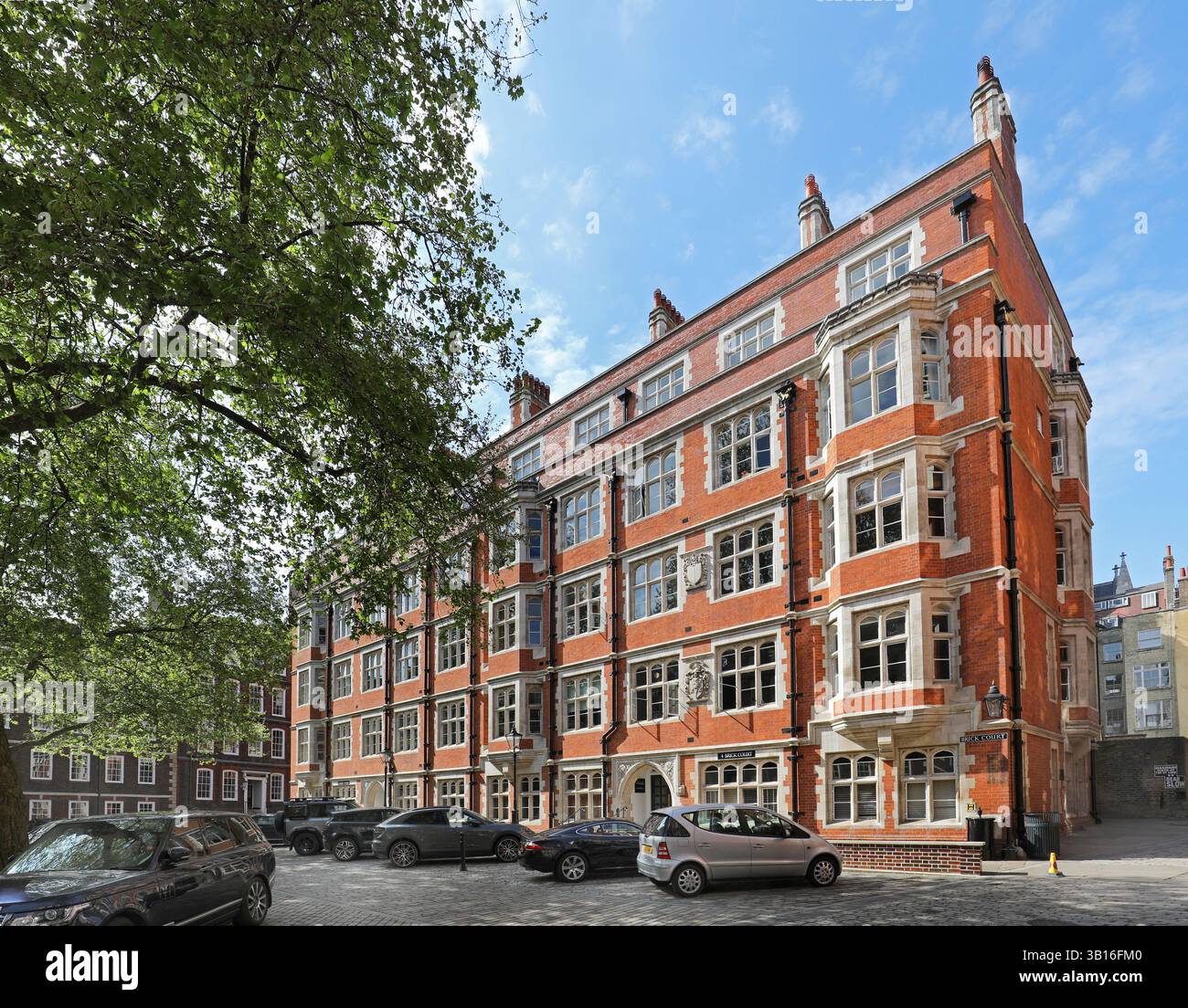 Temple Lane, London, Großbritannien. Rechtsbezirk in der City of London. Zeigt das Brick Court Building. Stockfoto