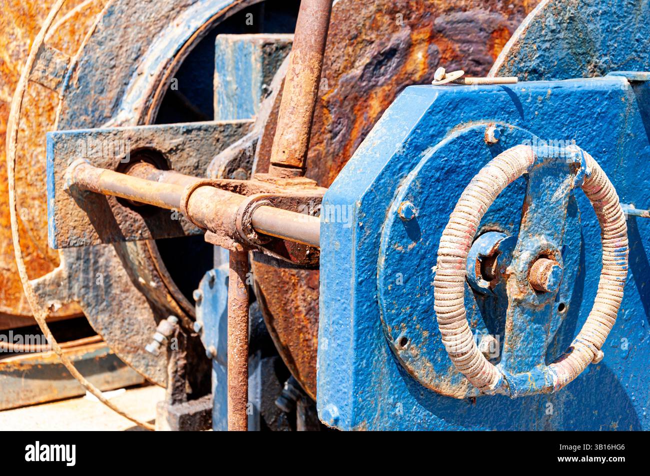 Oxidiertes Fanggerät im Fischereihafen Arenys de Mar, Maresme Coast, Barcelona, Spanien Stockfoto