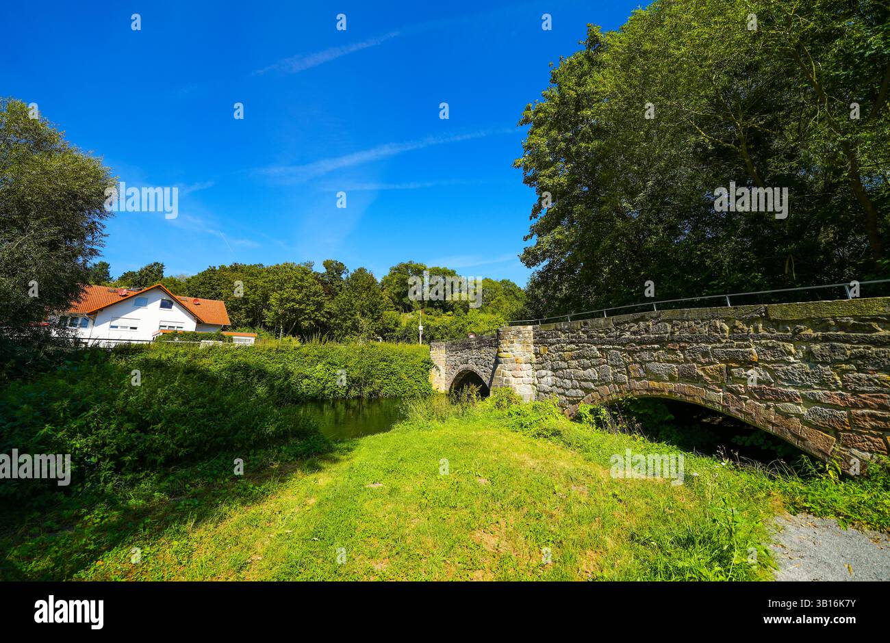 Alte Steinbrücke am Mühlgraben in Fritzlar. Stockfoto