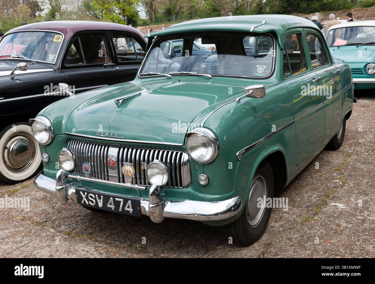 Dreiviertel-Vorderansicht eines 1955, Green, Ford Consul, ausgestellt im Brooklands Museum, Easter Classic Gathering Stockfoto