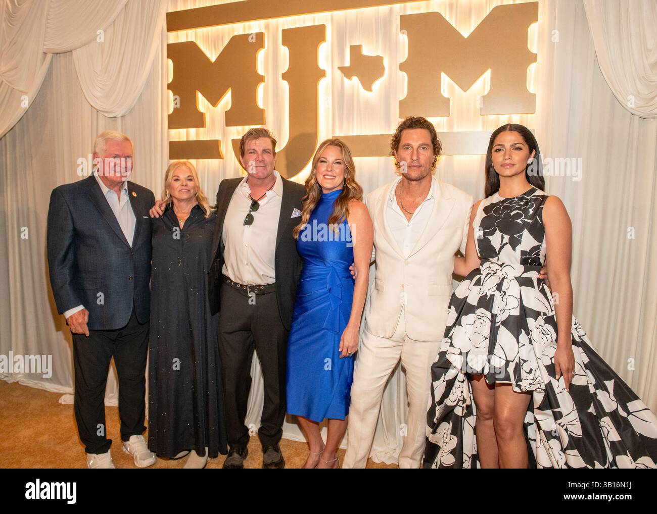AUSTIN, TEXAS - 24. APRIL: (L-R) Mack Brown, Sally Brown, Jack Ingram, Amy Ingram, Matthew McConaughey, Camila Alves McConaughey nahm 2025 an der Mack, Jack & McConaughey Gala bei ACL Live am 24. April 2025 in Austin, Texas Teil. (Foto: Maggie Boyd/SIPA USA) Stockfoto