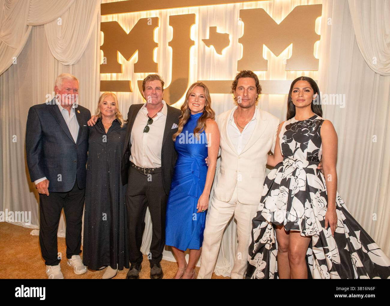 AUSTIN, TEXAS - 24. APRIL: (L-R) Mack Brown, Sally Brown, Jack Ingram, Amy Ingram, Matthew McConaughey, Camila Alves McConaughey nahm 2025 an der Mack, Jack & McConaughey Gala bei ACL Live am 24. April 2025 in Austin, Texas Teil. (Foto: Maggie Boyd/SIPA USA) Stockfoto